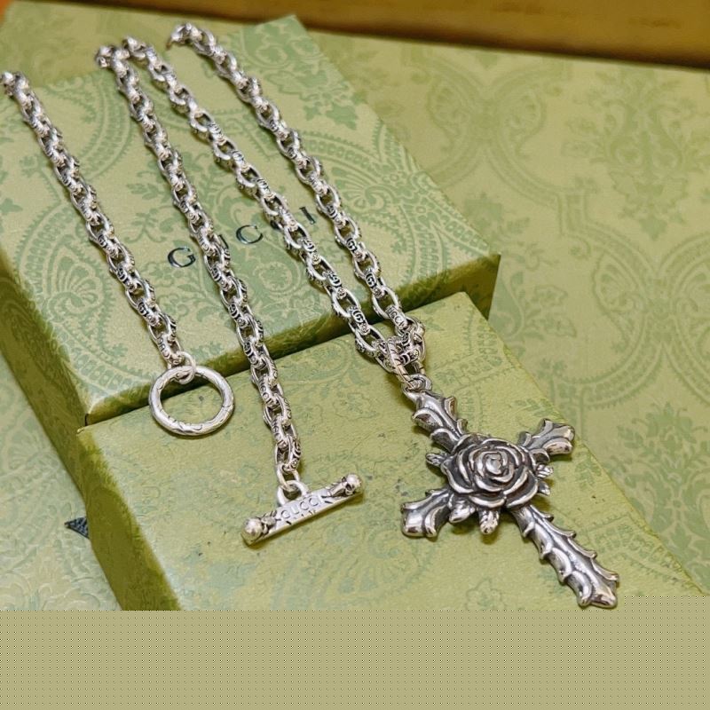 G*u*i necklaces